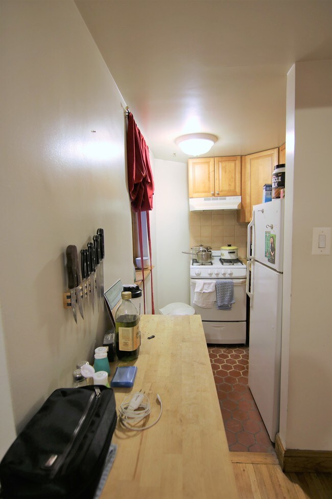 Building Photo - 305 W 92nd St