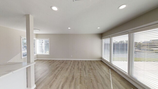 Building Photo - 4 Bedroom House, Large Yard!!