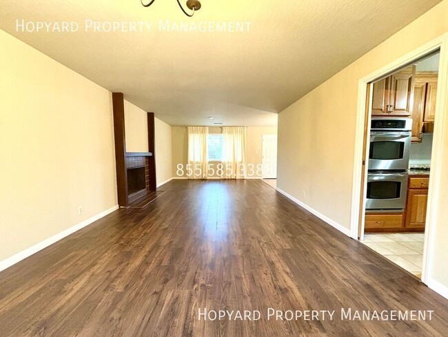 Foto del edificio - 4 Bedroom Gem in Hayward Hills