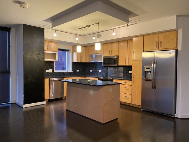 Cocina de acero inoxidable - 1025 First St SE