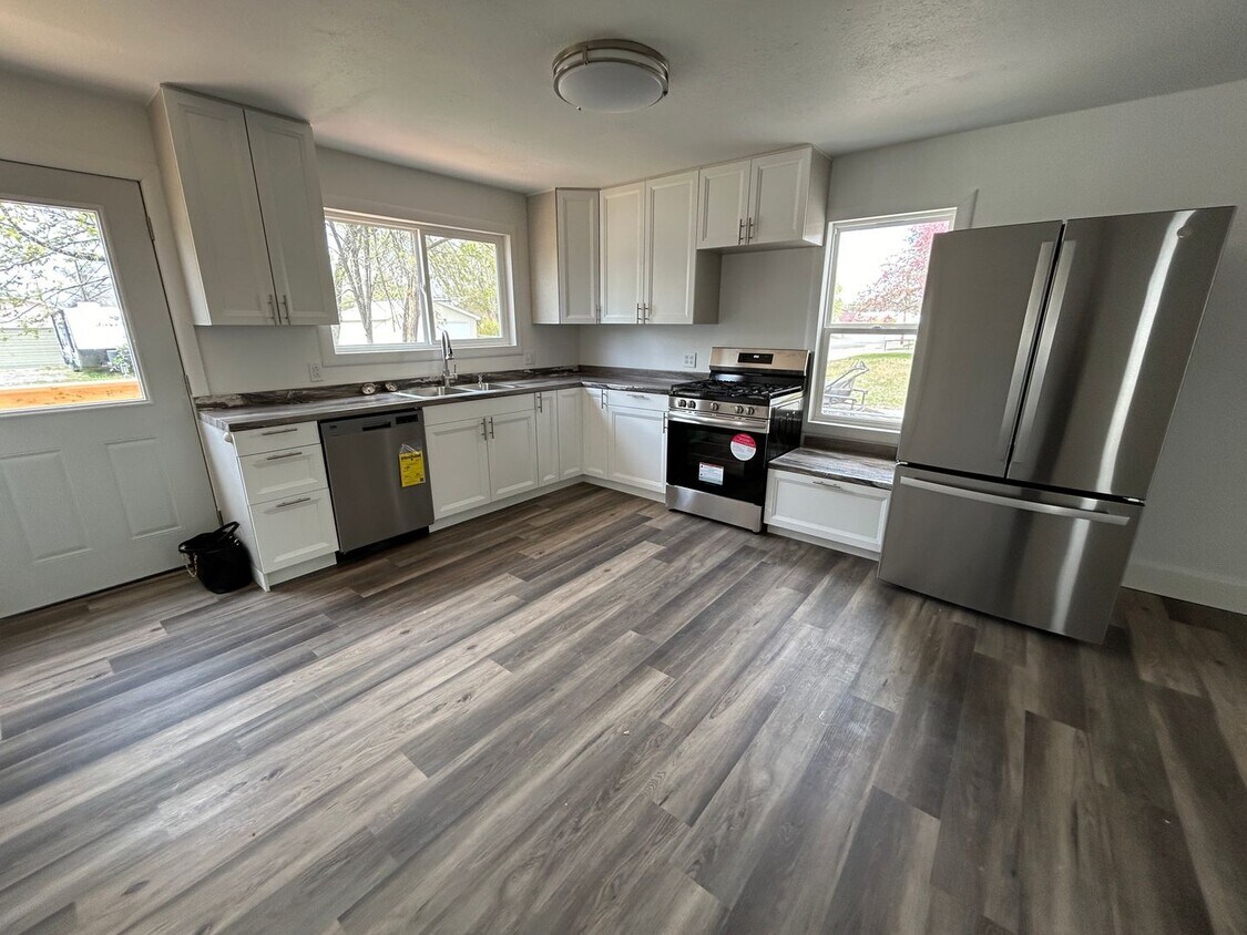 Foto principal - 3 Bedroom 1 Bath Beautiful House with Fenc...