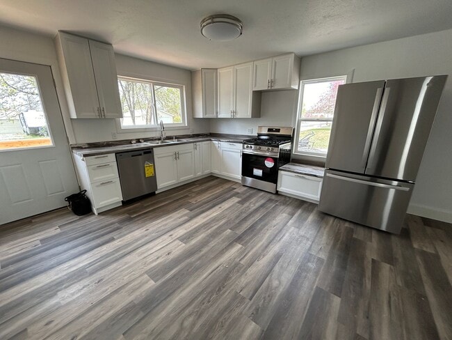 Foto del edificio - 3 Bedroom 1 Bath Beautiful House with Fenced Yard & Garage