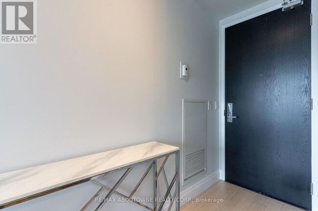 Building Photo - 224 King St W