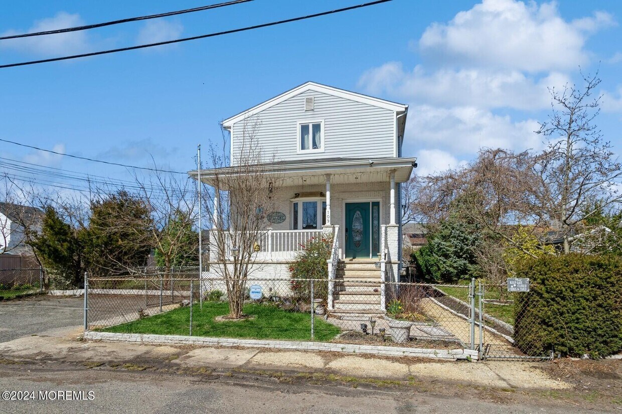 Primary Photo - 109 Lawrence Ave