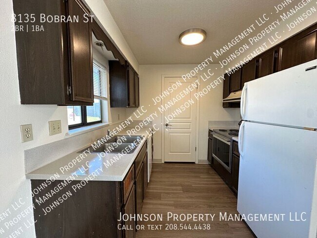 Foto del edificio - 8135 Bobran St