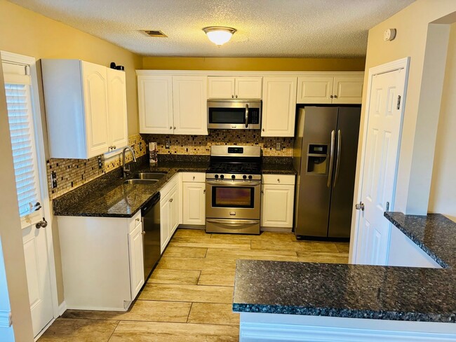 Building Photo - 415 Plantation Ct