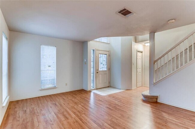 Foto del edificio - 8445 Fern Bluff Ave
