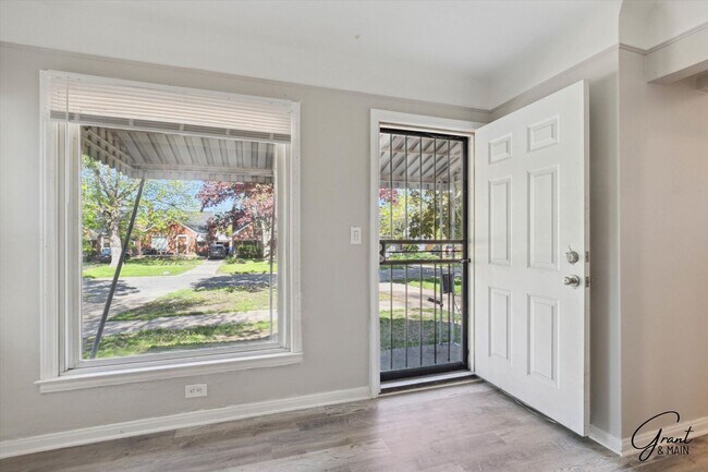 Foto del edificio - $1300 3 bedroom bungalow