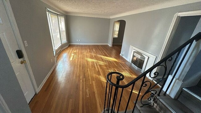 Building Photo - 3860 E 155th St