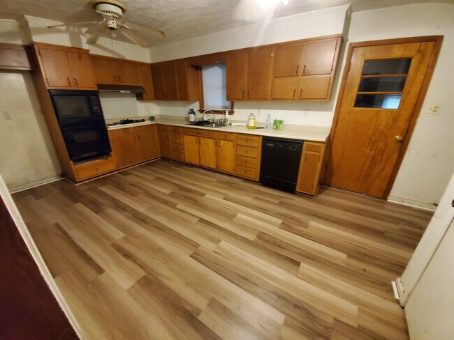 Kitchen - 5721 Sulphur Springs Rd