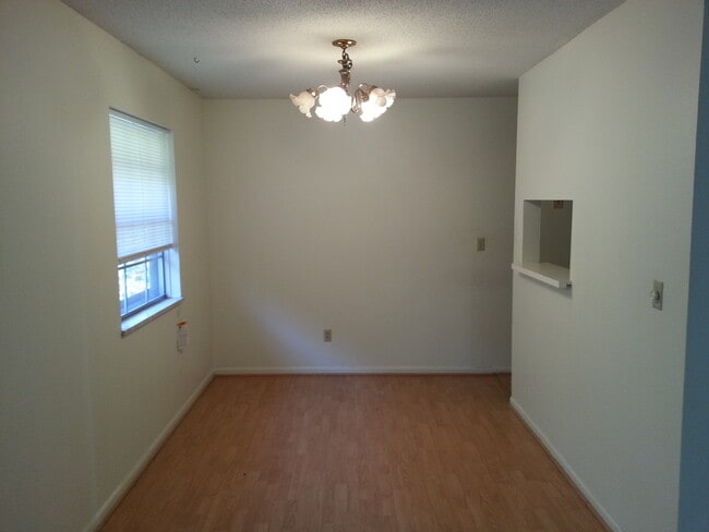 Building Photo - Spacious 2 Bedroom, 1 Bath Condominium in ...
