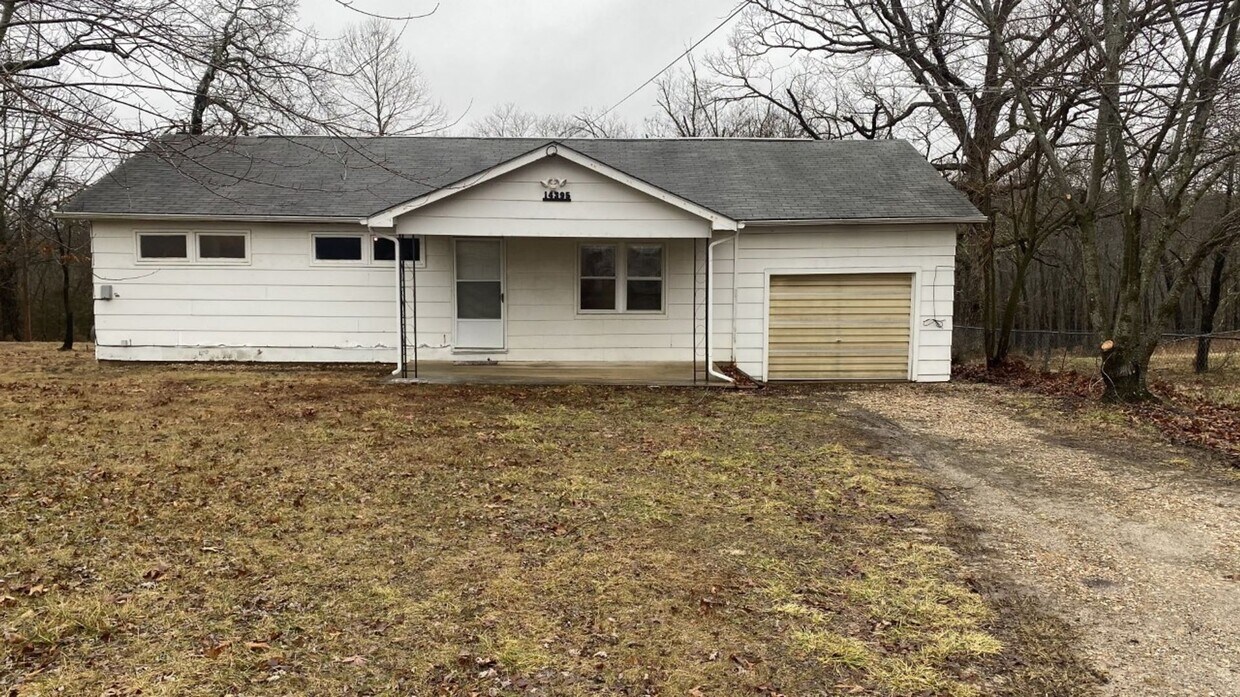 Foto principal - 3 Bedroom, 1 Bathroom Home Close to Fort L...