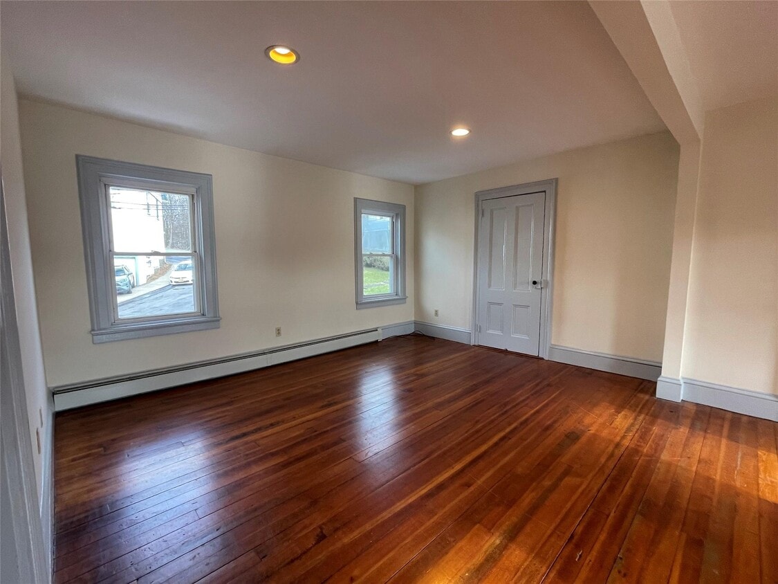 Primary Photo - 13 Railroad Ave