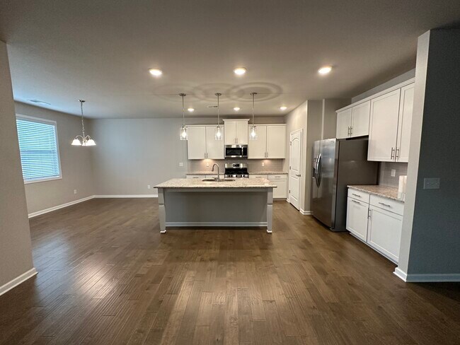 he kitchen has a large island, granite countertops, stainless steel appliances and a large pantry! - 6425 Hickory Bell Dr