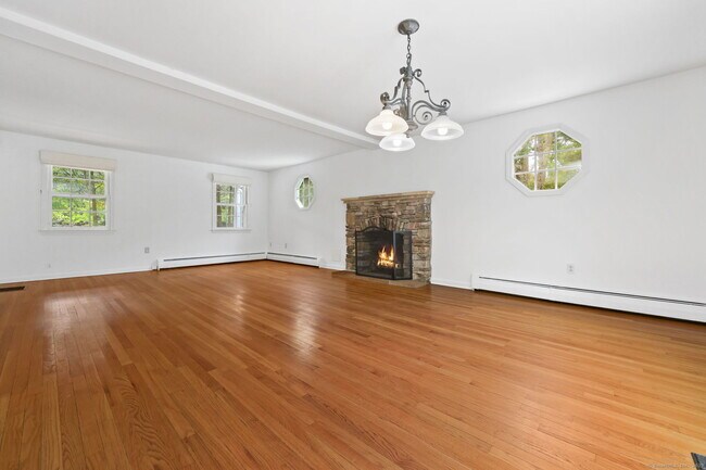 Building Photo - 8 Ferry Ln E