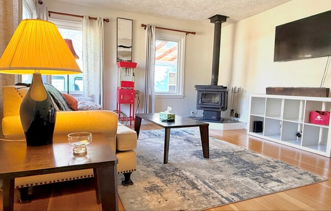 Building Photo - 920 Yale Ave