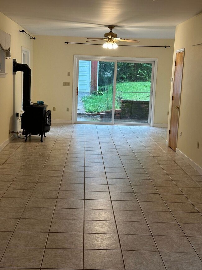Building Photo - 1 BR, 1.5 Ba duplex in quiet residential n...