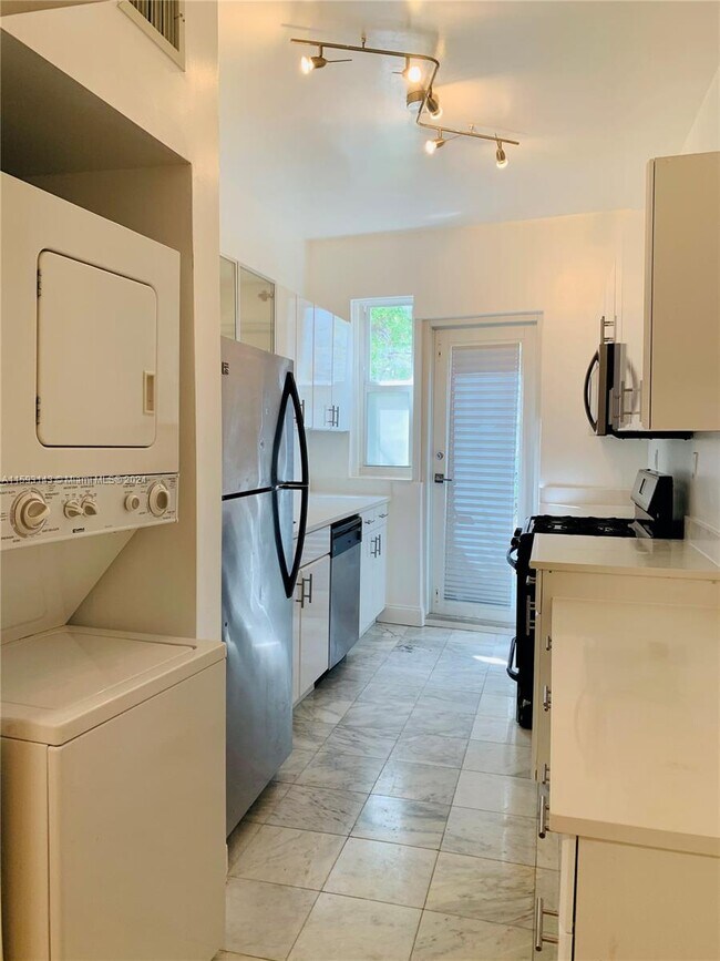 Foto del edificio - 2842 Pine Tree Dr
