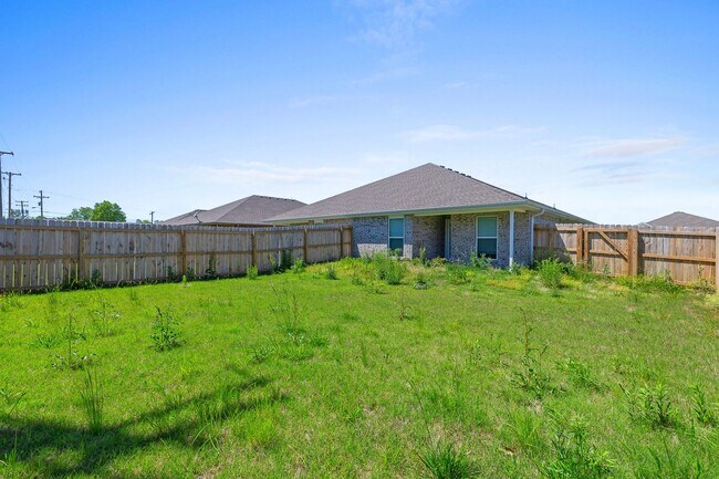 Building Photo - Incredible 3 Bedroom Home In Carl Junction!