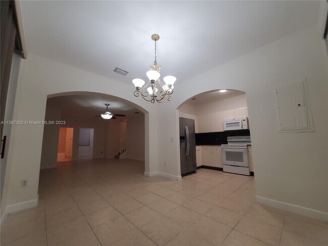 Building Photo - 3924 SW 157th Ave