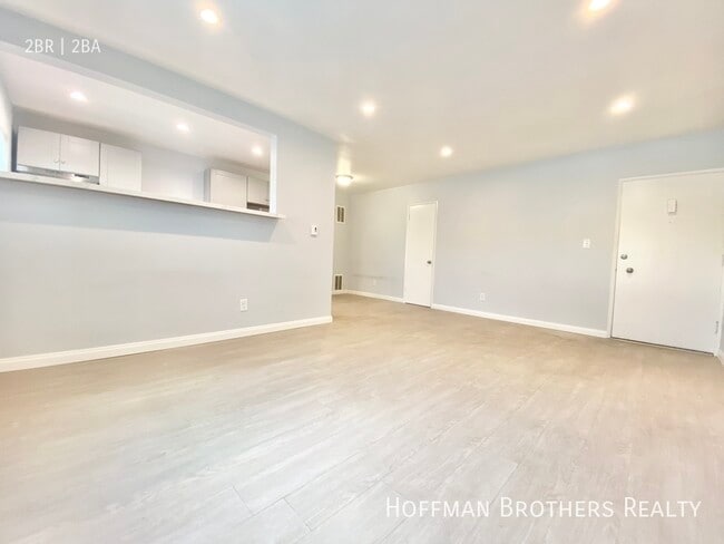 Building Photo - 825 Westbourne Dr