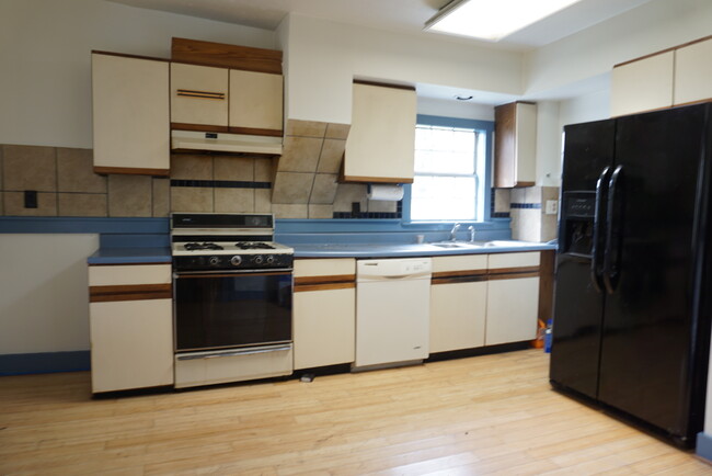 Kitchen - 979 Breckinridge Mill Rd