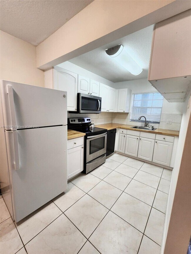 Foto del edificio - 4951 Wedgewood Way