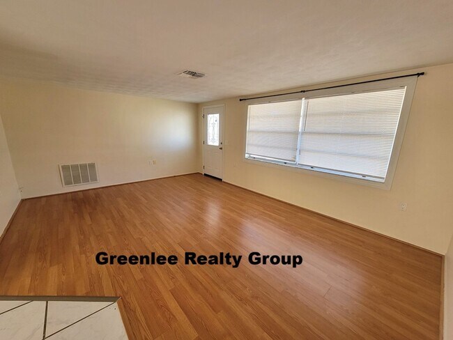 Foto del edificio - Spacious 2 Bedroom / 2 Bathroom Home with Bonus Living Area & Garage!