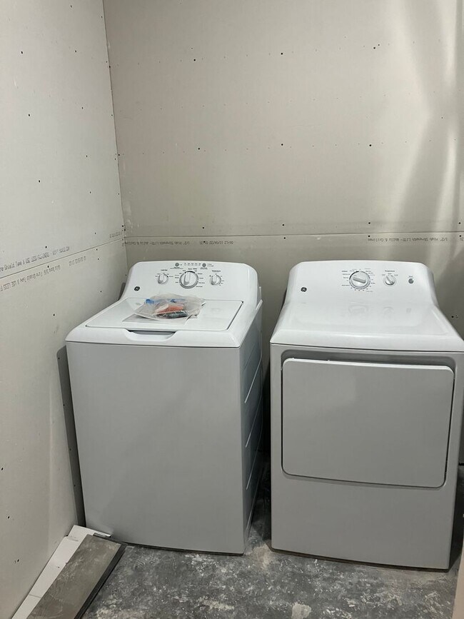 Foto del edificio - 4 Bed  3 Bath Twin Home