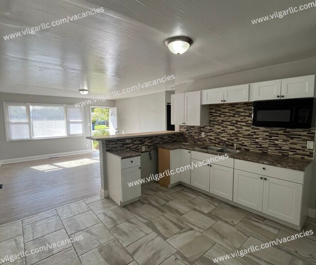 Building Photo - 3 spacious bedrooms, 1 updated bathroom ho...