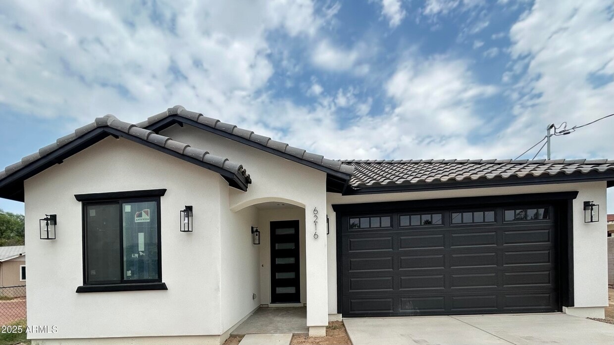 Primary Photo - 6216 W Sierra Vista Dr
