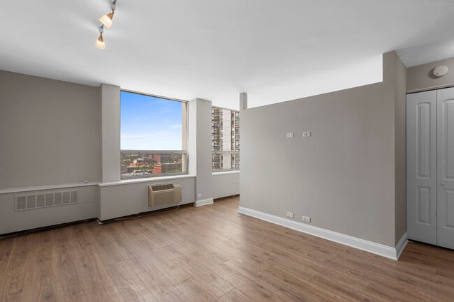 Foto del edificio - 1355 N Sandburg Terrace