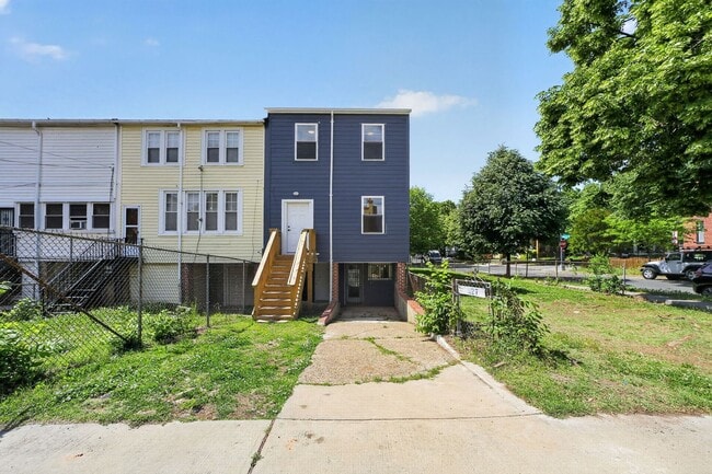 Building Photo - Spacious 6BR Rowhome in Prime DC Location