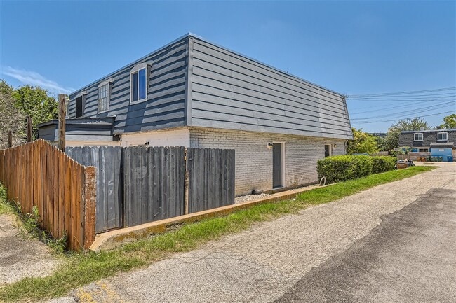 Building Photo - 2808 Skyway Cir
