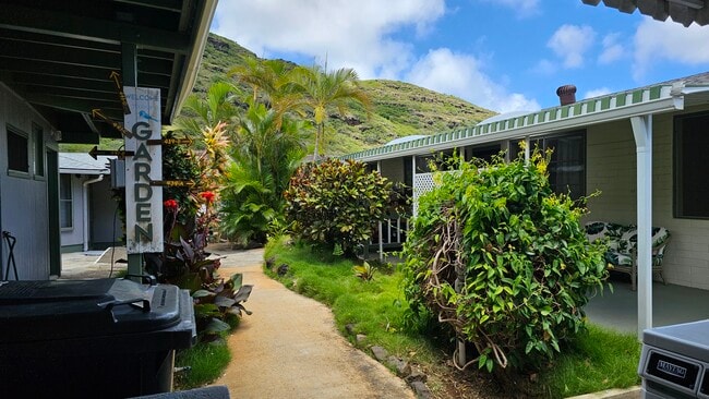Building Photo - 439 Kuliouou Rd