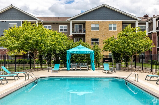 Pool - Sierra Pointe Apartments