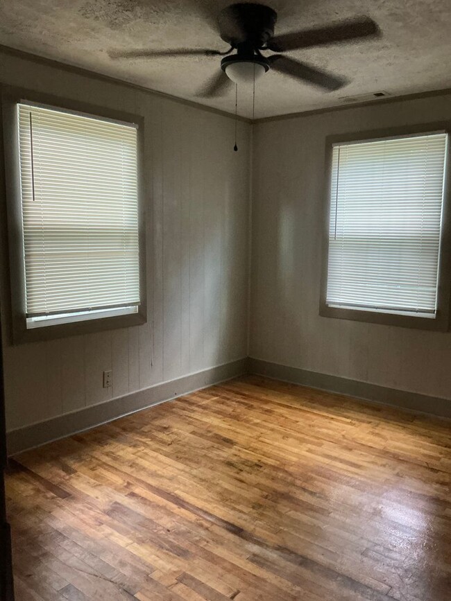 Foto del edificio - Beautiful Home Newly Renovated - $200.00 o...