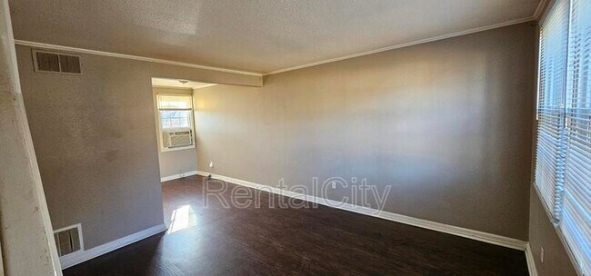 Foto del edificio - 529 N Sampson Ave