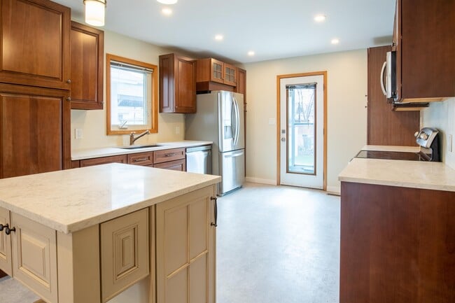 Building Photo - 868 Kernaghan Ave