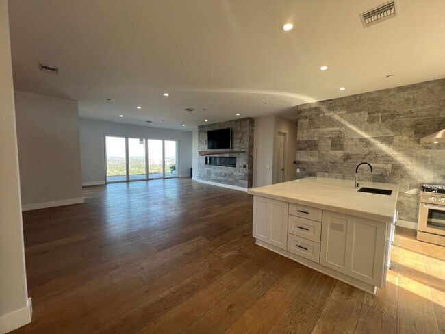 Foto del edificio - 2378 Edgehill Rd