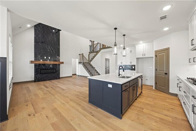 Building Photo - 1241 Mammoth St