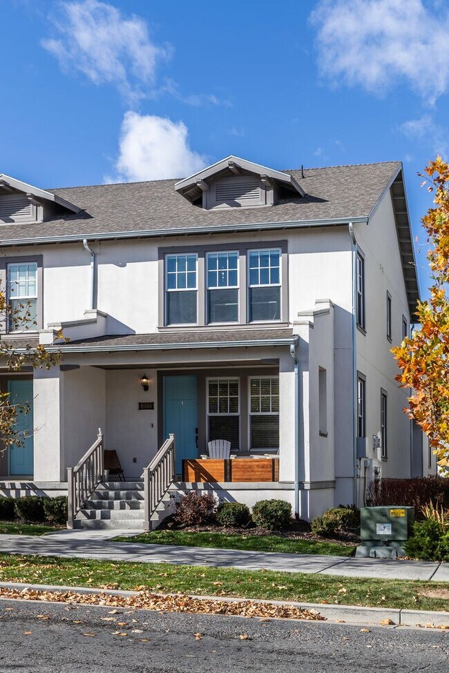 Building Photo - Daybreak living at its finest!