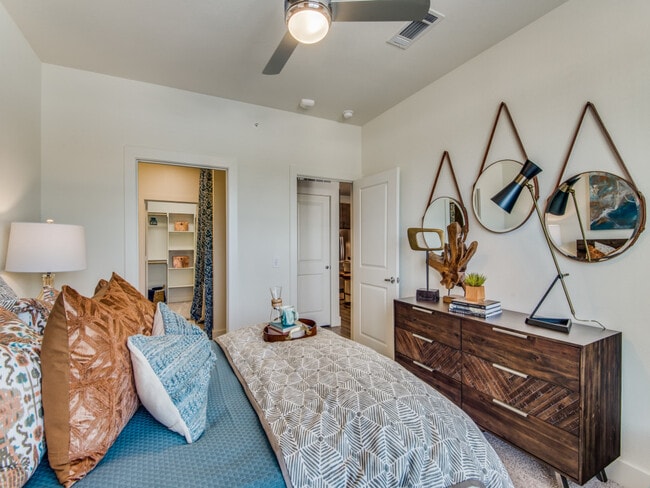 Dormitorio con alfombra - Avalon Castle Hills