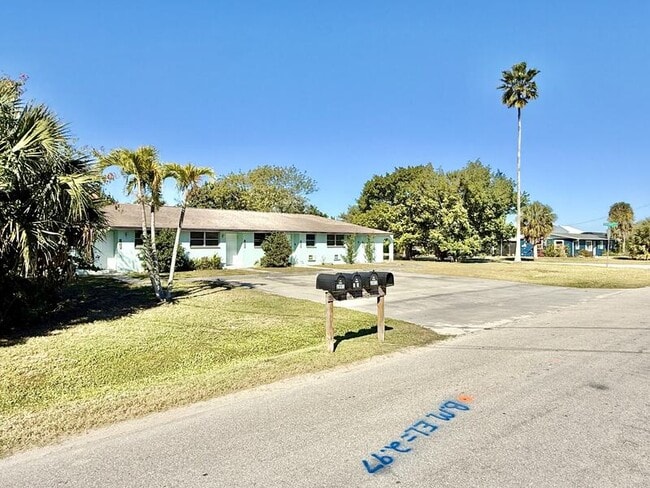 Foto del edificio - 3401 Palm Dr