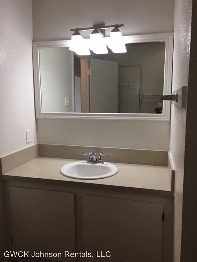 Building Photo - 3 br, 1.5 bath Apartment - 1017A Summercrest