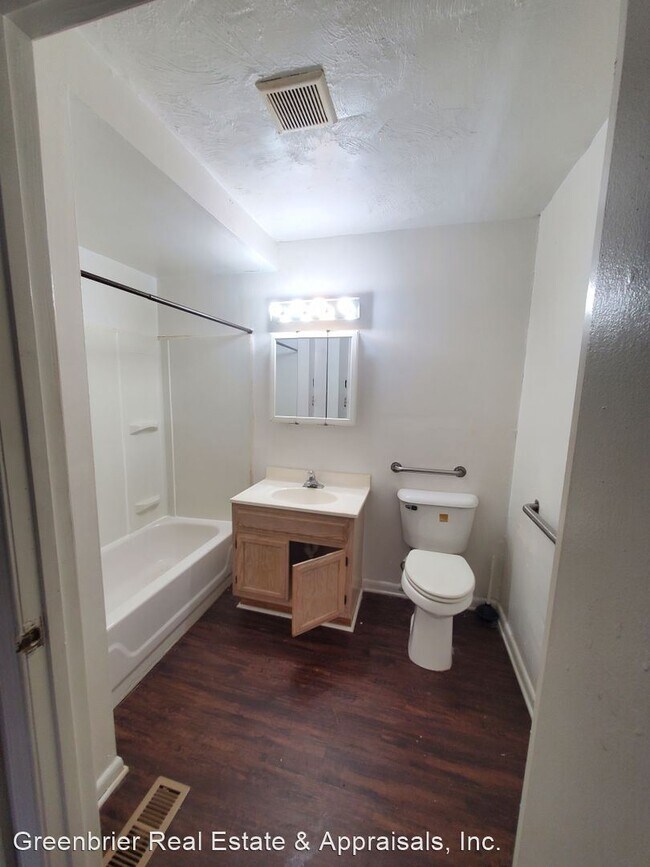 Foto del edificio - 1 br, 1 bath House - 9600 7th Bay St #5