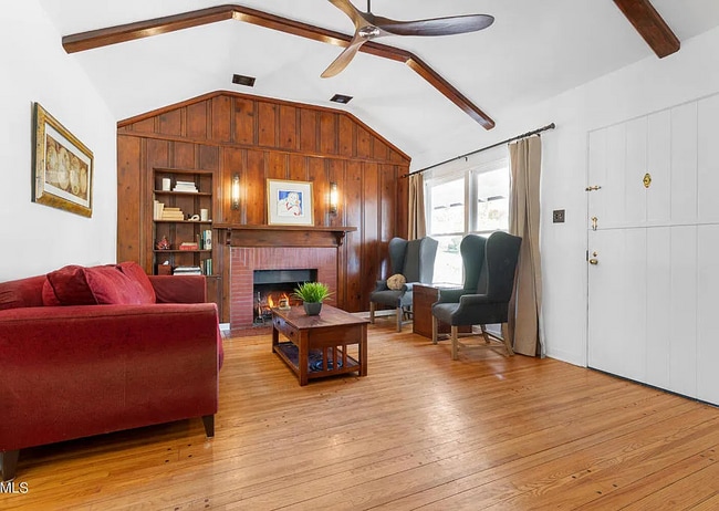 Foto del edificio - 1579 N Harding Ave