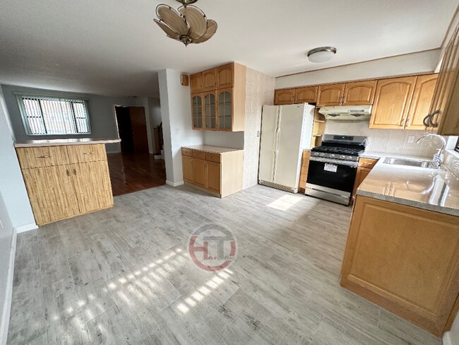 Foto del edificio - 1635 Mayflower Ave