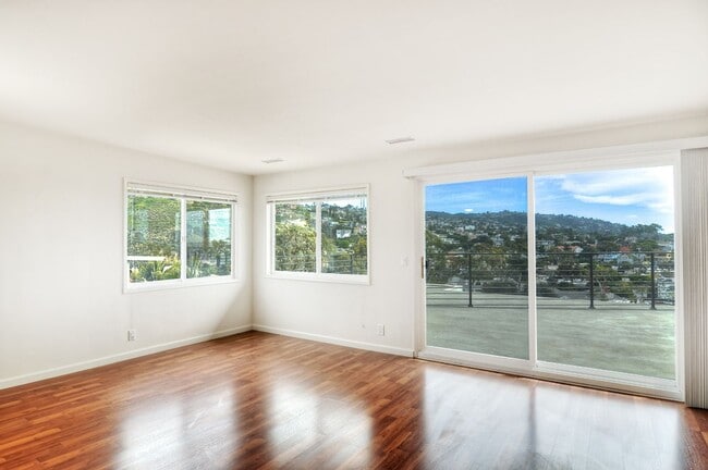Building Photo - 2 Bedroom 1 Bath Laguna Beach Penthouse Unit