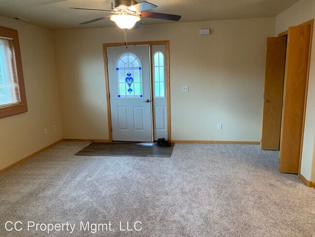 Building Photo - 2 br, 1 bath House - 879 E. Minnesota St. ...